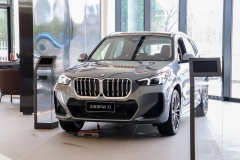 新車到店|全新BMW X1 sDrive25Li M運動，摩天灰+珊瑚紅/黑色