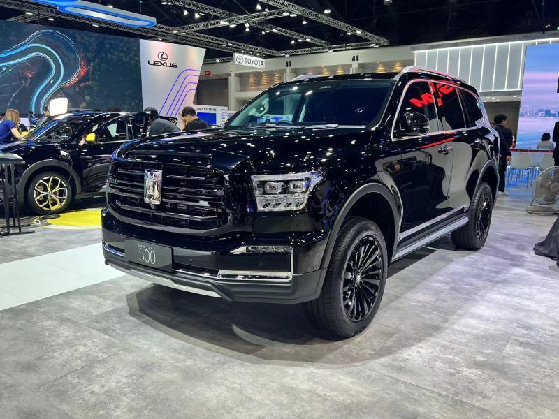 At the 45th Bangkok Motor Show, GWM unveiled the TANK 500, blending off-road prowess with luxury, unlike its predecessor, the TANK 300. With a resemblance to the HAVAL H9, it prioritizes ruggedness with a distinctive chrome grille.