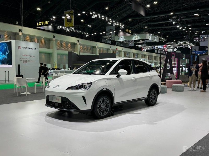 NETA debuts its global strategy with Thai assembly. The NETA V-Ⅱ, showcased at Bangkok Motor Show, features sleek headlights, sharp bumper, and minimalist interior with a 14.6-inch floating touchscreen.