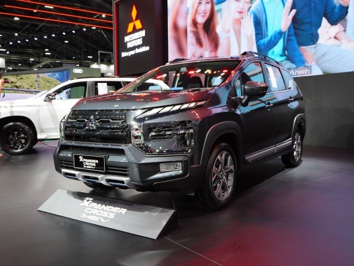 The MITSUBISHI XPANDER CROSS debuted at the 45th Bangkok Auto Show with an official guide price of 946,000 Thai baht. Let's know more about this car:The overall design of the XPANDER CROSS is very familial. Although it is a family SUV, its wildness is not hidden. It is equipped with a black roof and black luggage rack, LED headlights, and 17-inch two-tone alloy wheels. The interior design is rather traditional but sufficiently tech-savvy. The 8-inch color LCD dashboard has three styles, and the 