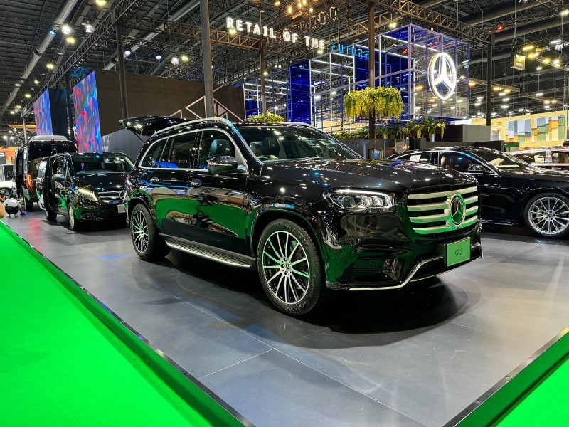 At the 45th Bangkok Motor Show, the Mercedes-Benz GLS 450 d 4MATIC AMG Dynamic debuted its facelift with a starting price of 6,980,000 Thai Baht. Its design remains stately and refined, with a spacious interior and luxurious feel.