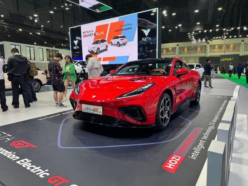 NETA GT, which debuted at the 45th Bangkok Motor Show, boasts a striking red exterior with an interior blend of orange and black. With its sleek design and sporty features, it's poised to be a favorite among young enthusiasts.