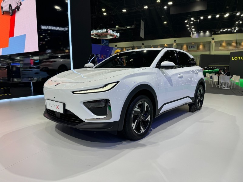 At the Bangkok Motor Show, NETA unveils its compact SUV, NETA X, showcasing both left-hand and right-hand drive versions. With enhanced size, off-road capabilities, and versatile space, it promises rich features and is soon to enter the Thai market, priced at 638,000-738,000 Thai Baht.