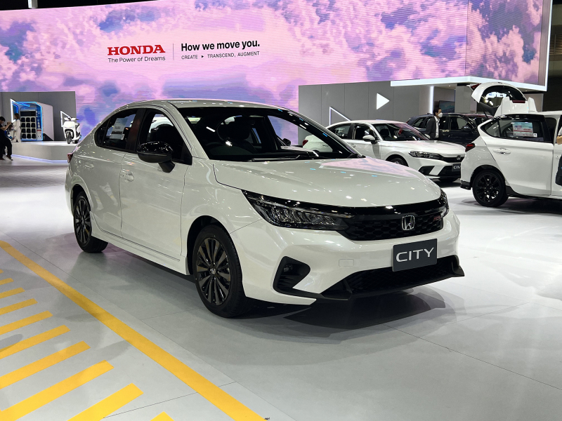 The 2024 Honda City lineup at the 45th Bangkok Motor Show introduces the re-released Honda City 1.0 Turbo S, alongside three other variants. Priced from 599,000 to 749,000 Thai Baht, it features simplified exterior design and a 4.2-inch TFT display in the dashboard.