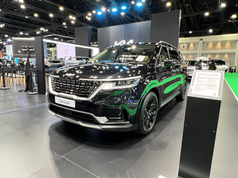 At the KIA booth at this Bangkok Auto Show, we saw the Carnival. A few days before the auto show, the Carnival received its own facelift. The biggest highlight of this facelift is the addition of a new sub-model, named the Carnival 2.2 SXL Luxury, with an official guide price of 2,990,000 baht. This car is positioned as the highest configuration model, the price is also the highest among all sub-models, and it adopts the 7-seat layout, with seats arranged 2+2+3. Let's learn about this new model 