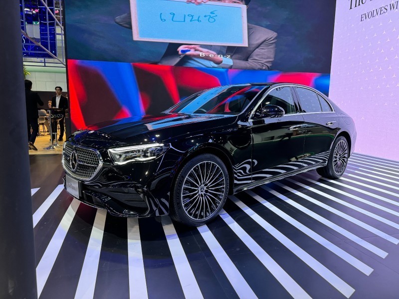 At the 45th Bangkok International Motor Show, Mercedes-Benz unveiled the new E-Class, featuring two models: the E 220d AMG Line priced at 3,990,000 THB and the E 350e AMG Dynamic at 4,250,000 THB. Both offer a 3-year warranty for the entire vehicle and a 10-year warranty for the hybrid battery. The E-Class dimensions are 4950×1880×1461mm, with a wheelbase of 2961mm. 