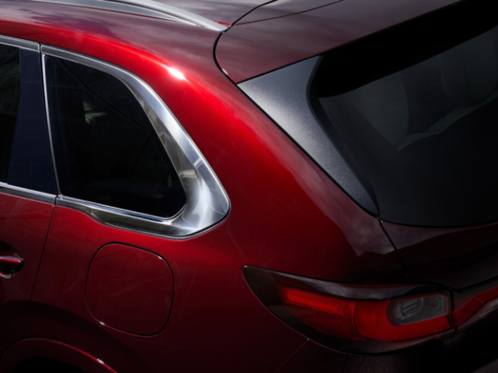 Recently, Mazda has released some official pictures of the CX-80. These pictures are all of the new car's rear, including the taillights, the D-pillar, and the large side windows between the C-pillar and D-pillar. The large side windows suggest that the CX-80 should have a third row of seats. According to previous information, the CX-80 should offer 6-seater and 7-seater models for consumers to choose from. From a design perspective, the CX-80 will look more like a stretched version of the CX-60