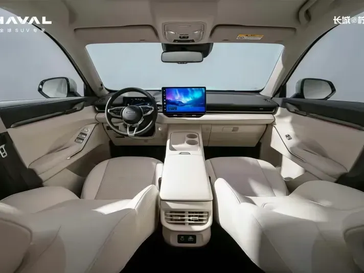 The new generation Haval H6's interior design adopts a minimalist approach resembling electric cars, featuring a touchscreen center console, digital instrument cluster, and voice control, embracing smart technology trends, with a 14.6-inch center screen and 10.25-inch instrument cluster.