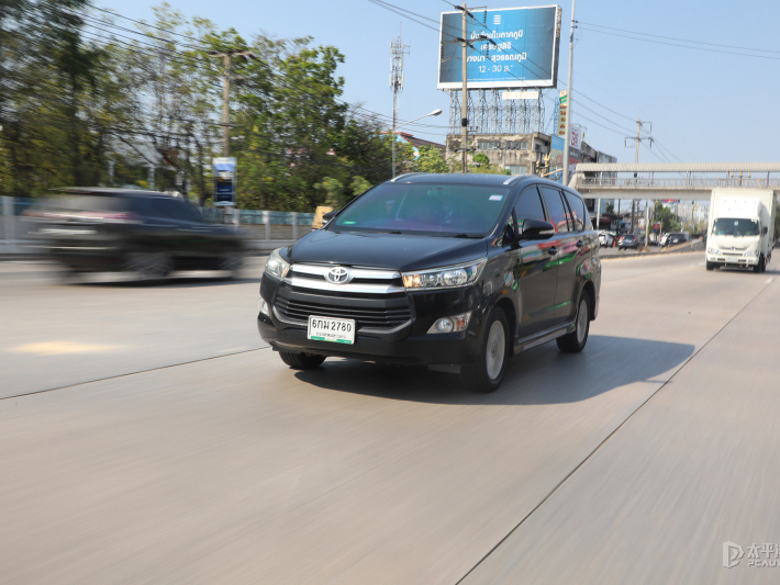A six-member team in Thailand rented a Toyota Innova Crysta with 133,000 km mileage for a weeklong shoot, aiming to test its reliability and fuel efficiency, common qualities of Toyota vehicles.