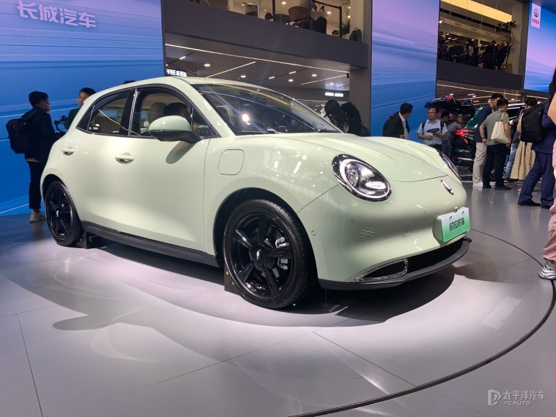 At the 2024 Beijing Auto Show, the 2024 Model Ora Good Cat officially debuted. The new car, as the facelift model of the year, has been upgraded mainly in terms of configuration, and two new colors(white and gray) have been added for selection.In terms of appearance, the new car's front face basically follows the current model's design. The round lines combined with the oval light group and the three-section air inlet make this car look very delicate. The raised lines on the front hood also prop
