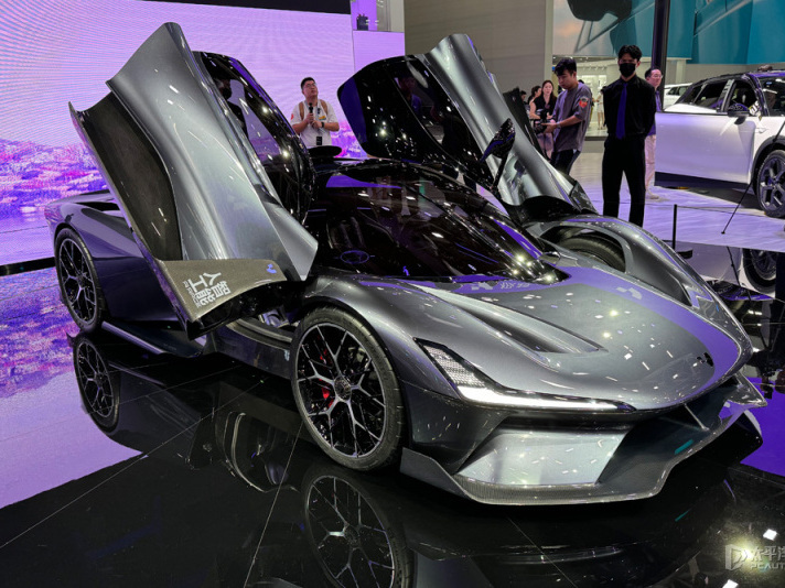 2024廣州車展：極越ROBO X開啟預(yù)訂 自動駕駛賽車