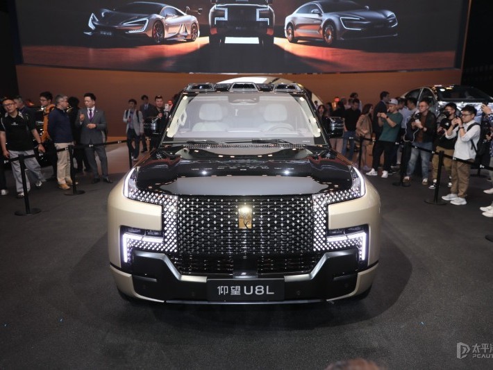 2025上海車展：仰望U8L實車亮相 24K黃金車標