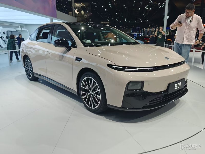 2025上海車展：零跑B01亮相 副駕“洞洞板”或成家族式設(shè)計？