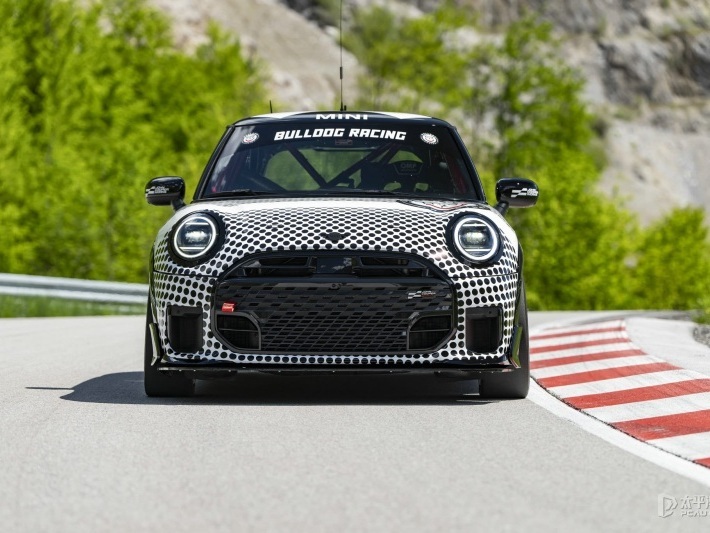 MINI JCW黑白涂裝賽車亮相 征戰紐博格林24小時耐力賽