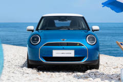电动MINI COOPER推出海盐蓝限定色 售20.68万元