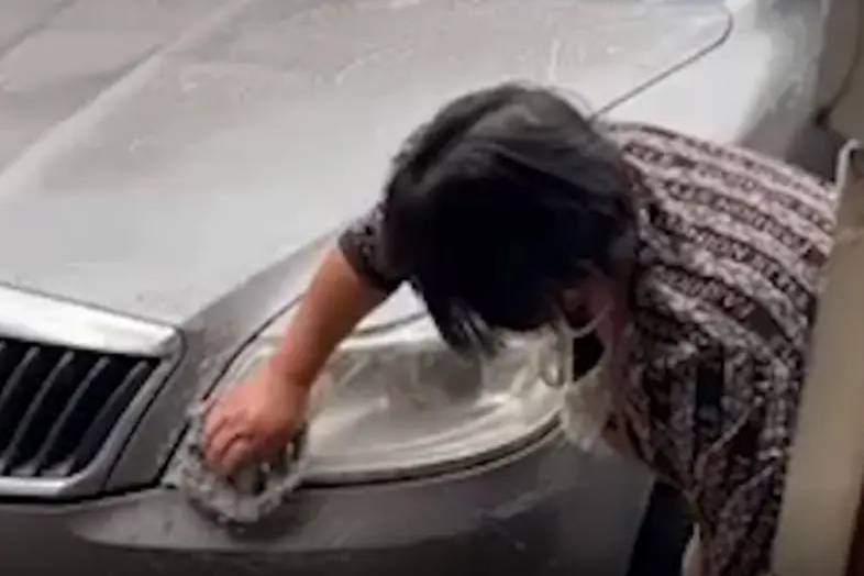 老人用钢丝球洗洁精帮儿子洗车：刮花了，但母爱感受到了