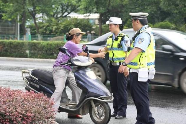 车辆驶过路口，礼让行人包括电动车吗