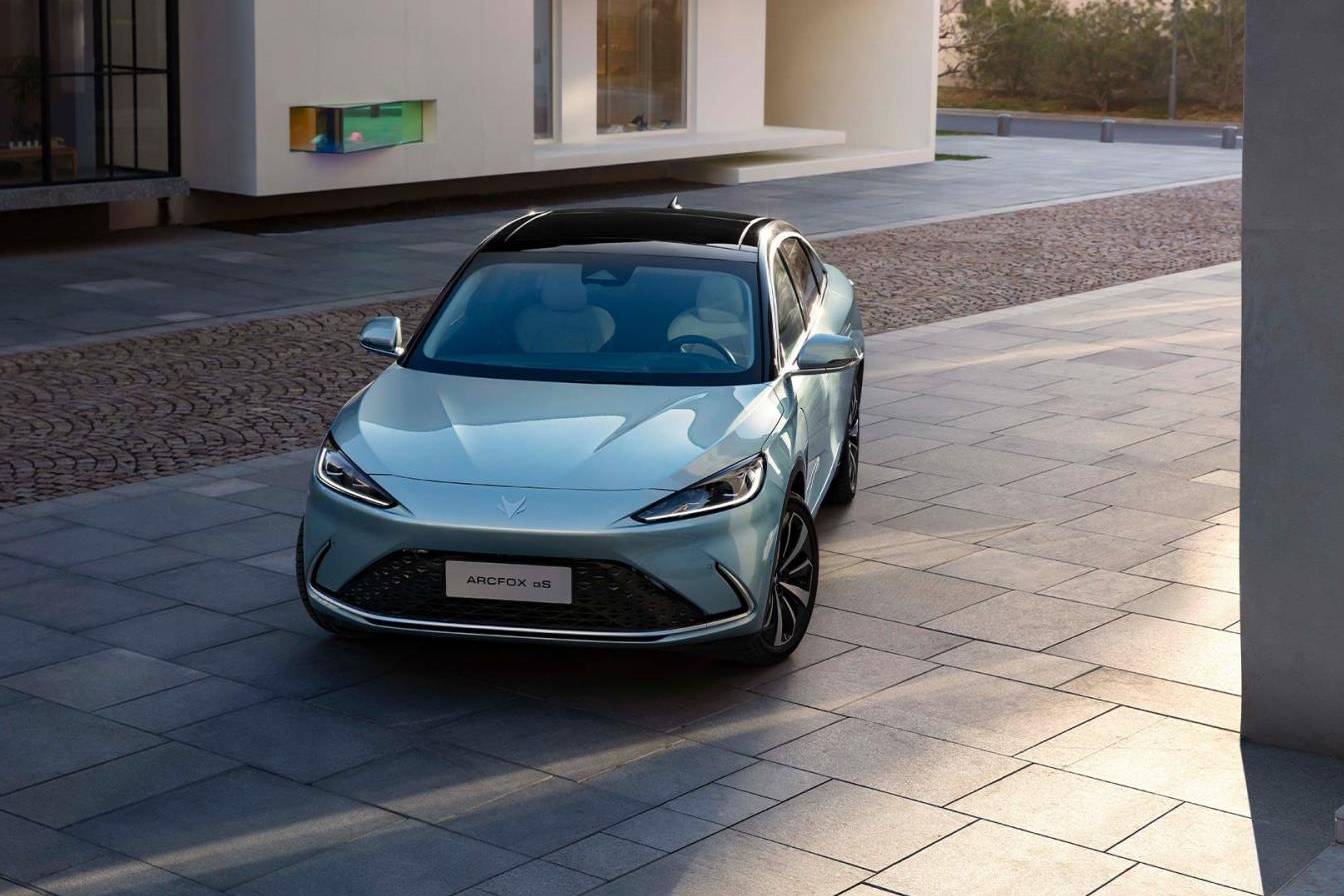 中美德電動車大PK 極狐阿爾法S硬剛Model 3/寶馬i3