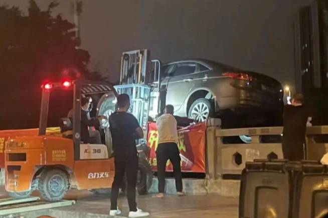 私家車(chē)位被占，對(duì)方拒不挪車(chē)，這位大哥“霸總”操作驚呆車(chē)主