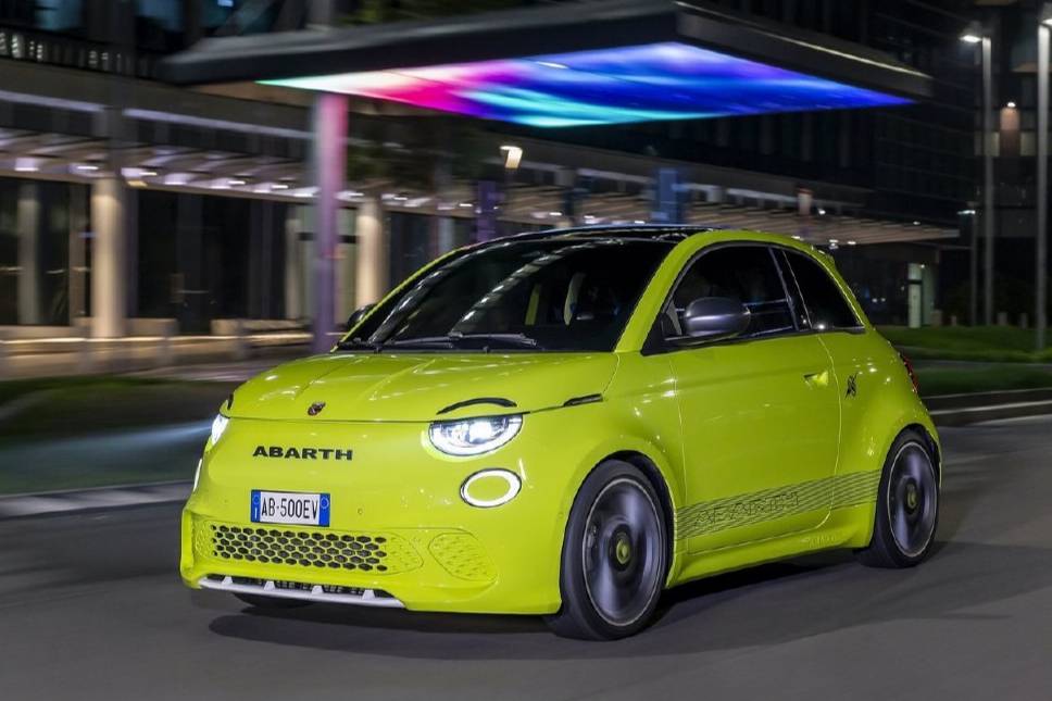 “小鋼炮”進(jìn)化“小電炮”！Abarth 500e官圖發(fā)布