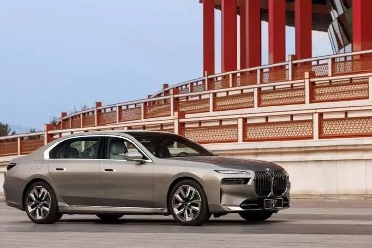 【e汽車(chē)】“最強(qiáng)BMW i7”強(qiáng)在哪？只有試了才知道