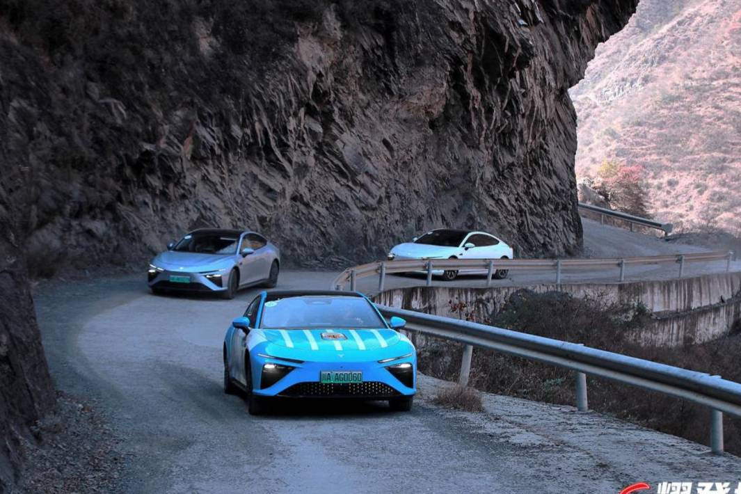 見證成都首批哪吒S用戶提車：開最美的車，看最美的景