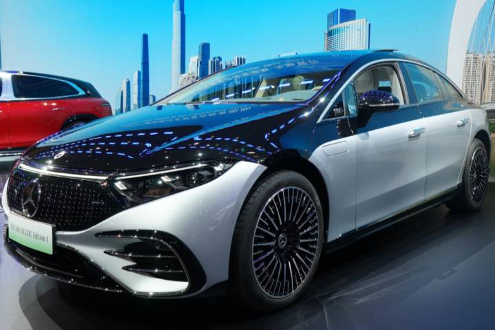 百萬級純電旗艦轎車如何選？全新寶馬i7對比奔馳EQS