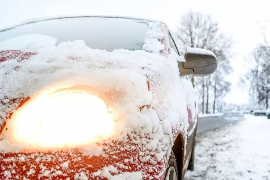 雪夜露天停車為什么不拉手剎？而要抬起雨刮器？