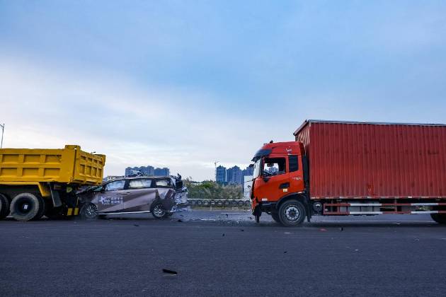 遭重型货车“前后夹击”！传祺M8宗师临危不惧