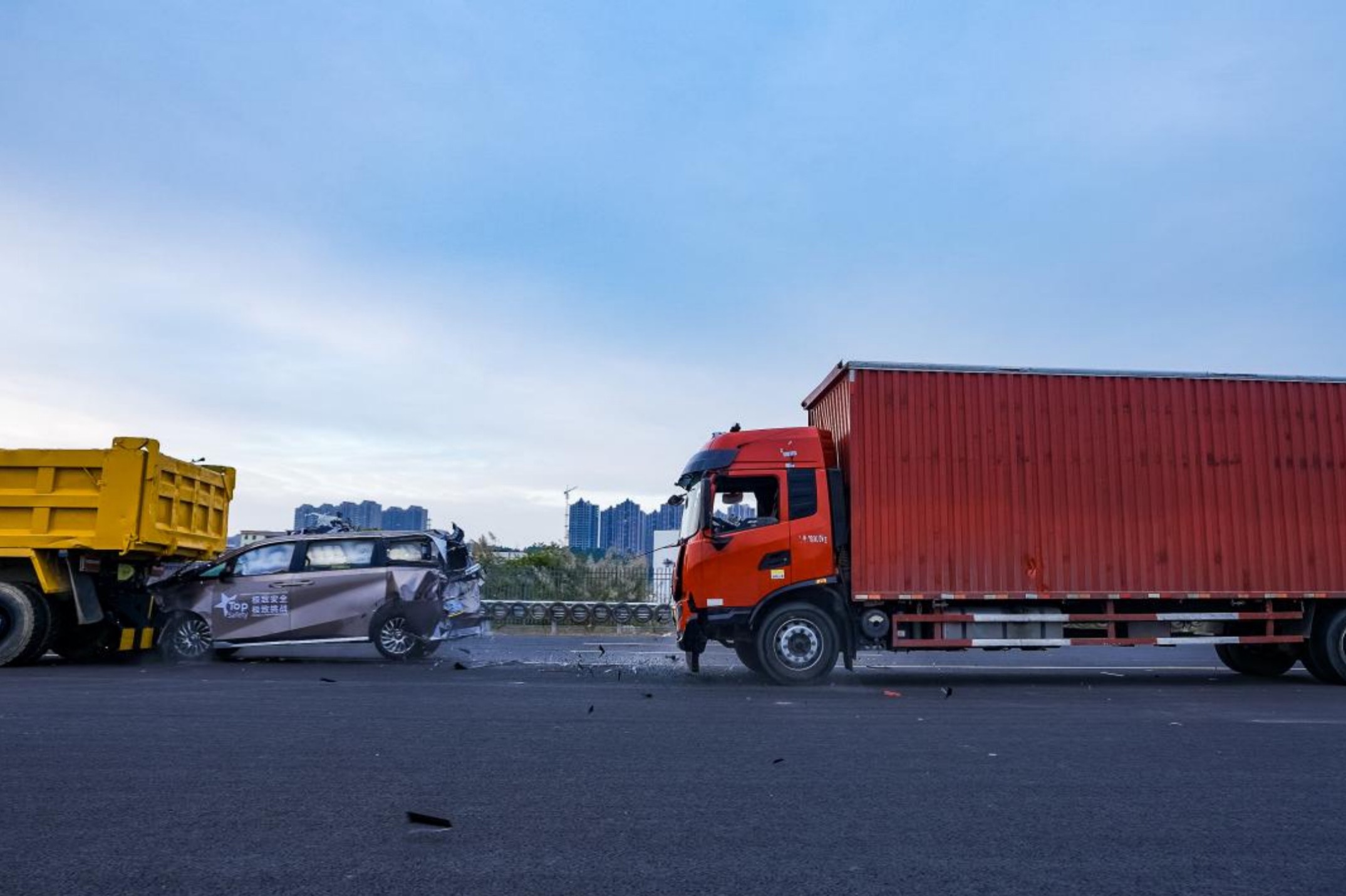 傳祺M8宗師被貨車前后夾擊碰撞挑戰(zhàn)成功，安全品質(zhì)站立世界前沿