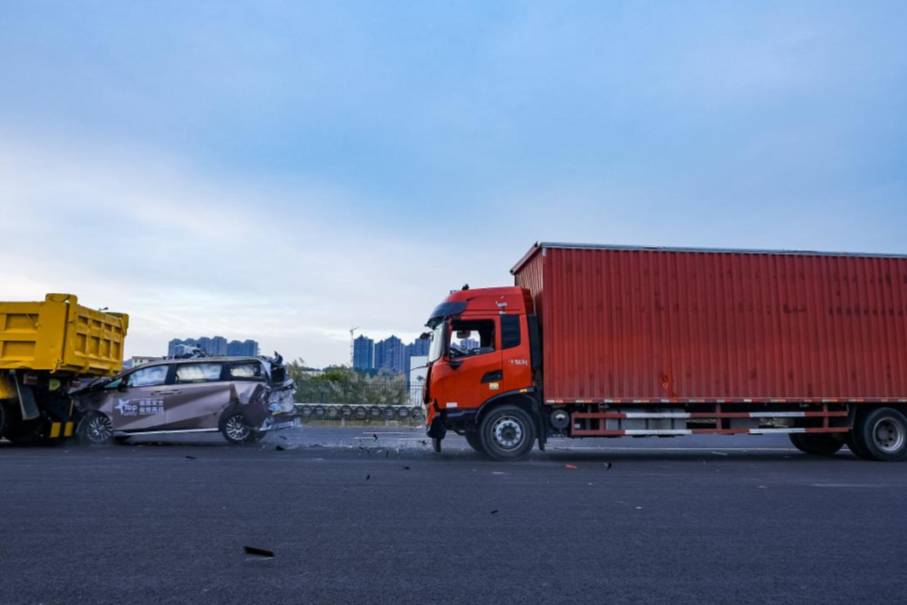 史无前例的MPV遭货车连环碰撞，中国汽车安全已走在世界前沿