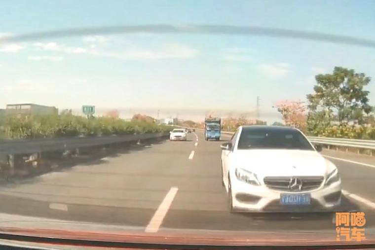 高速上遇到這樣的情況別停車，停車就損失大了，已經(jīng)有好些人被坑