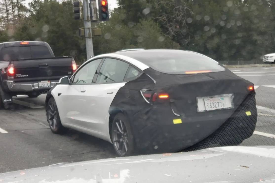 新款特斯拉Model 3路试谍照曝光，上市后预计价格还能降？