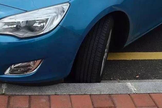 春節停車難？一招教你轎車也能無傷上馬路牙子停車！