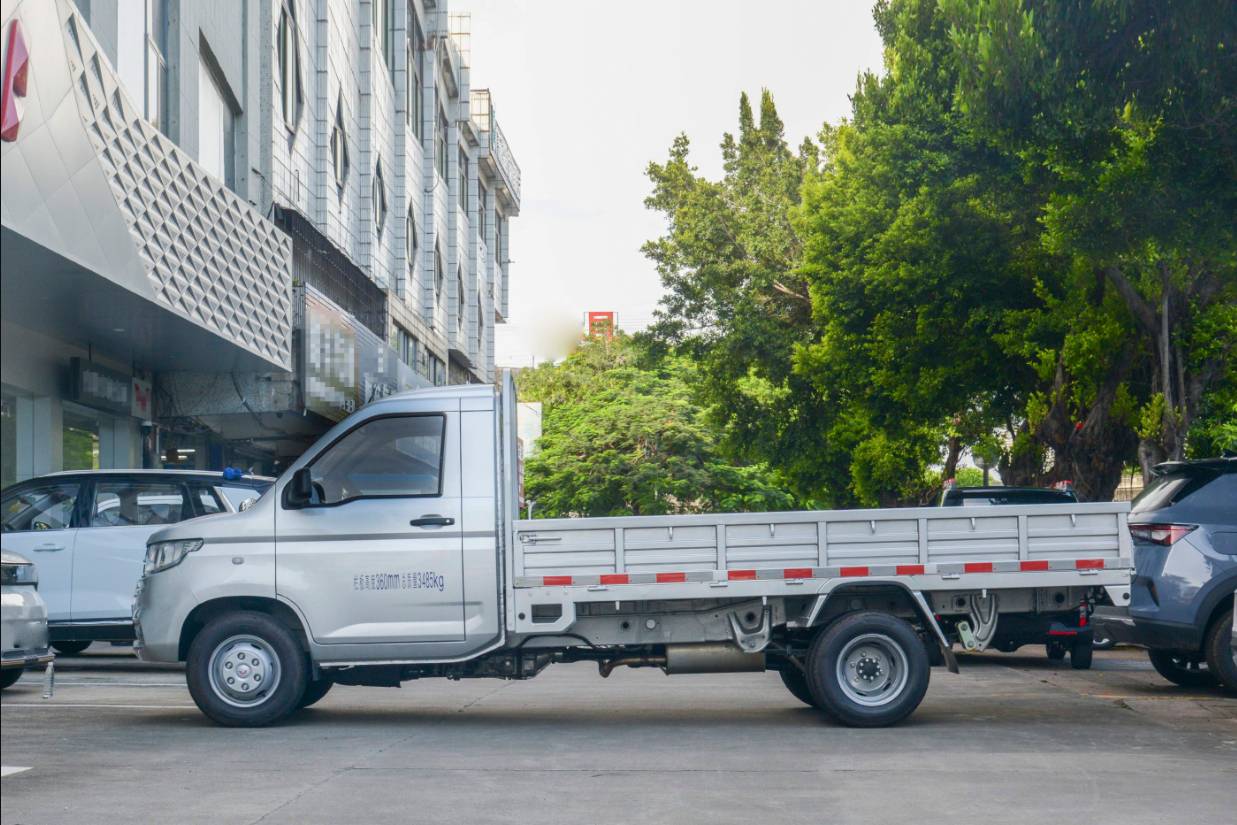 五菱榮光新卡雙后輪怎么樣?車主用四個字評價:能裝省油