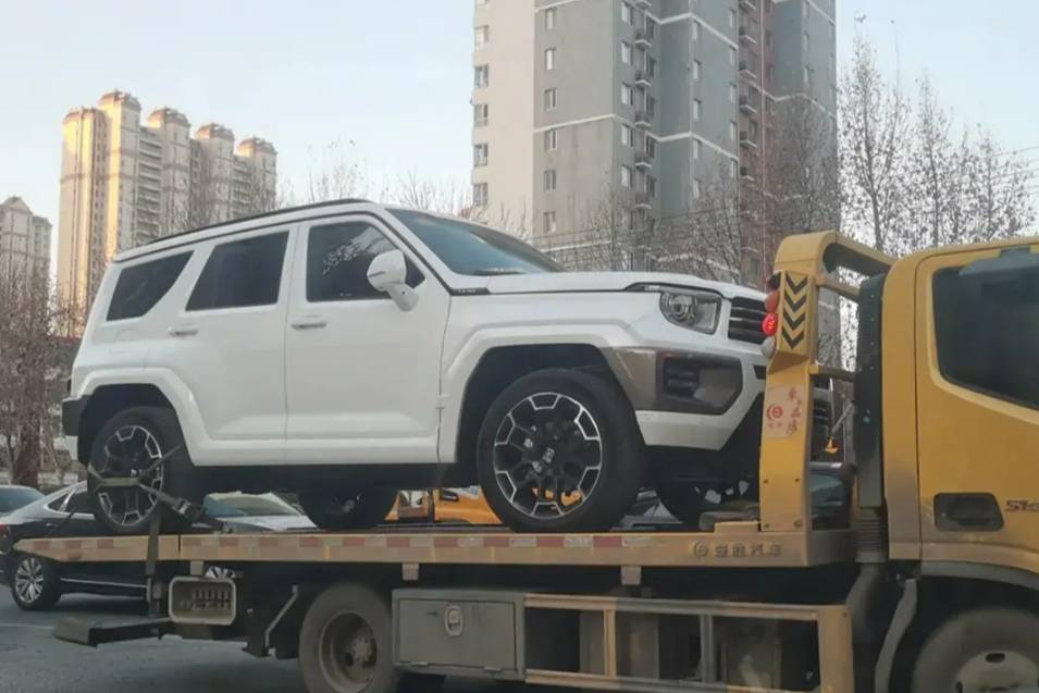 坦克700實車街拍首曝,外觀酷似裝甲車