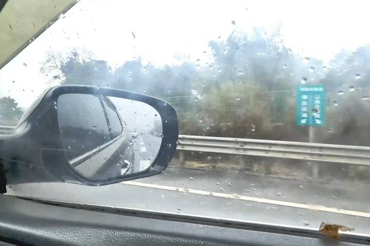 雨天跑高速車窗起霧，別傻傻只會開除霧，喵哥教你兩招不起霧