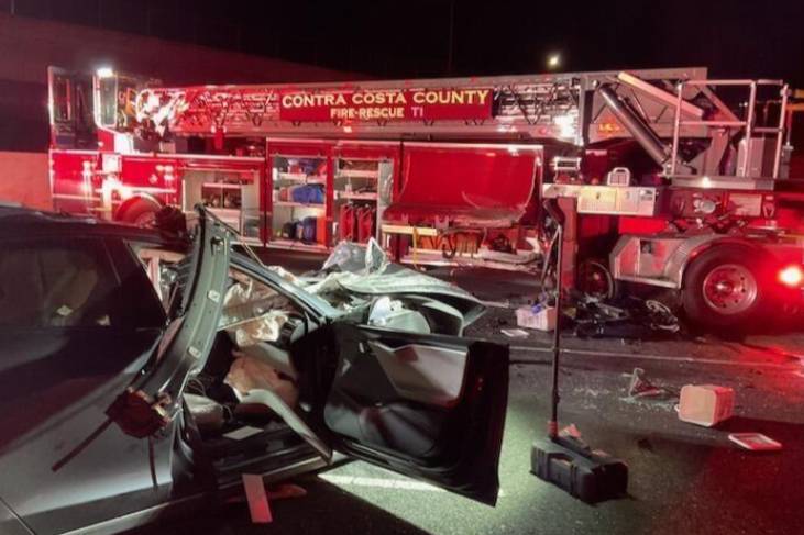 美国一特斯拉撞上消防车，司机当场死亡5人受伤