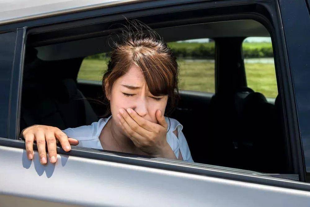 乘坐電動汽車就暈車難受，為啥油車不會？