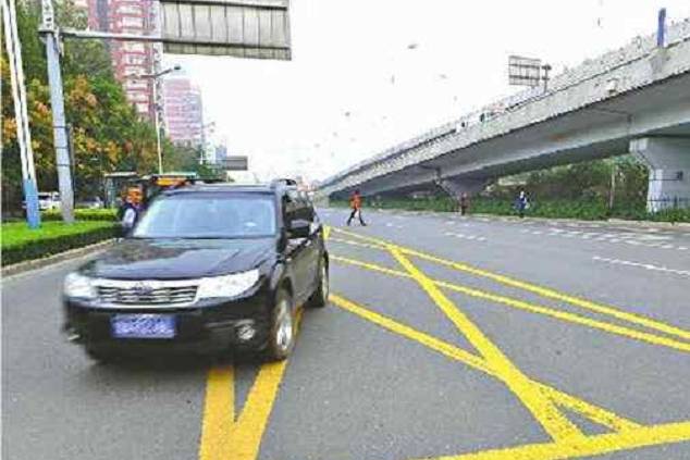 路邊這樣停車，挨罰是一定的了