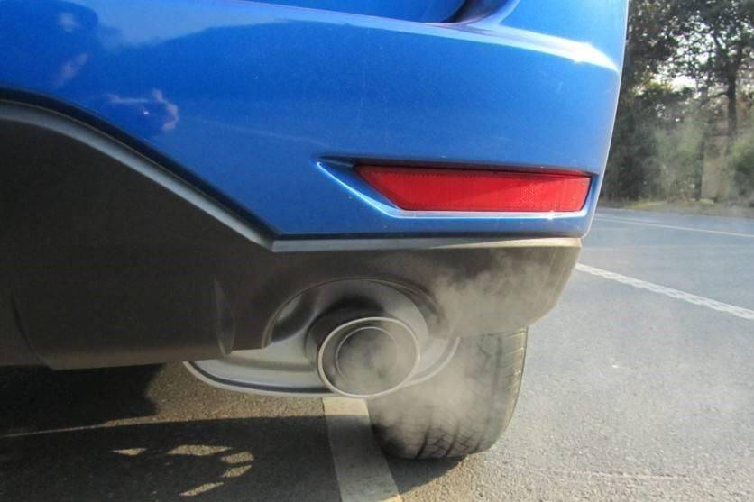 天凉了，你爱车的排气管有没有滴水和冒白烟？