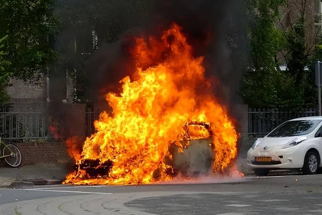 新能源車電壓越來越高，電池爆炸威力越來越大，就沒人管管？