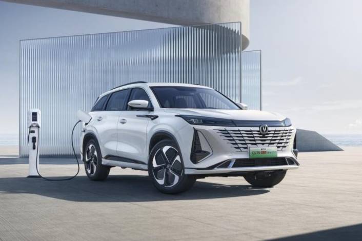 長安第三代CS75PLUS即將上市,坐等新車,還是低價買老款