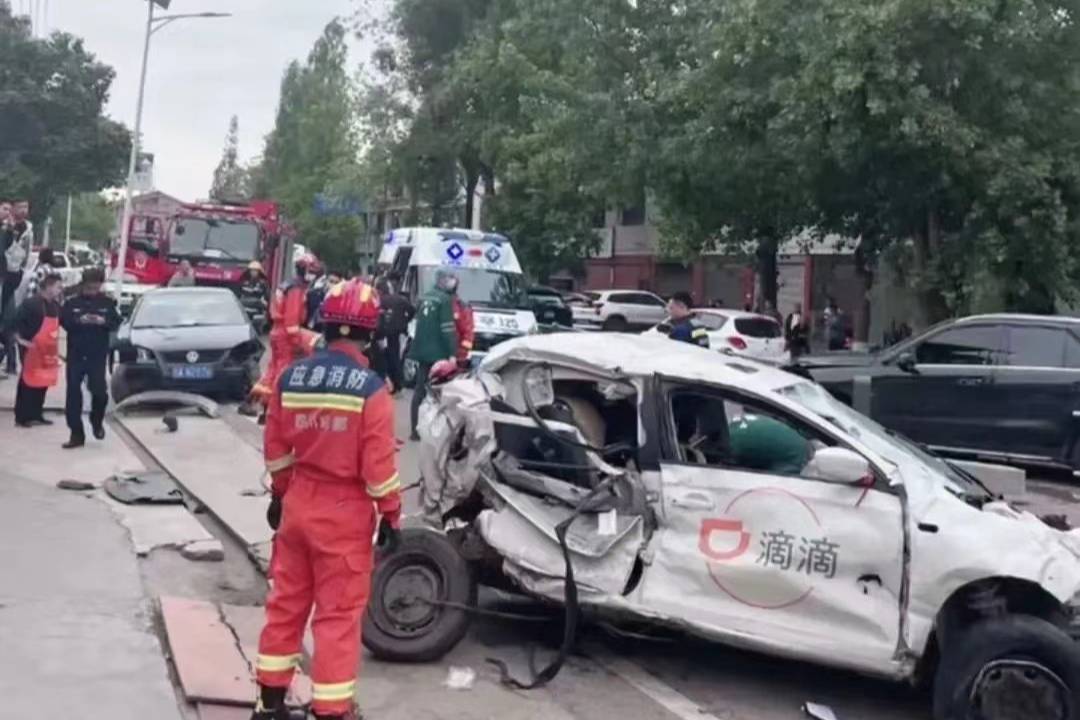 成都一蔚來汽車與多車連環(huán)相撞，現場慘烈