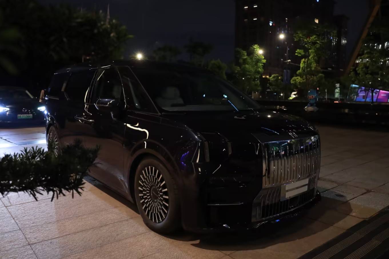 香港那邊霍啟剛帶隊來杭州了，商務接待車居然用的009