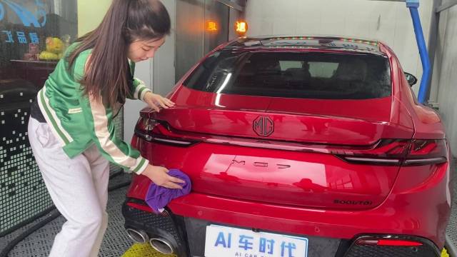 不伤车 女司机体验天津惠民工程智慧洗车