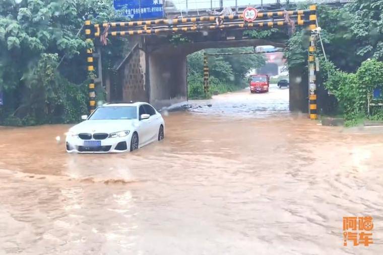 下暴雨路被淹了,千萬(wàn)別一腳油門沖過(guò)去,免得腸子悔青都沒(méi)用