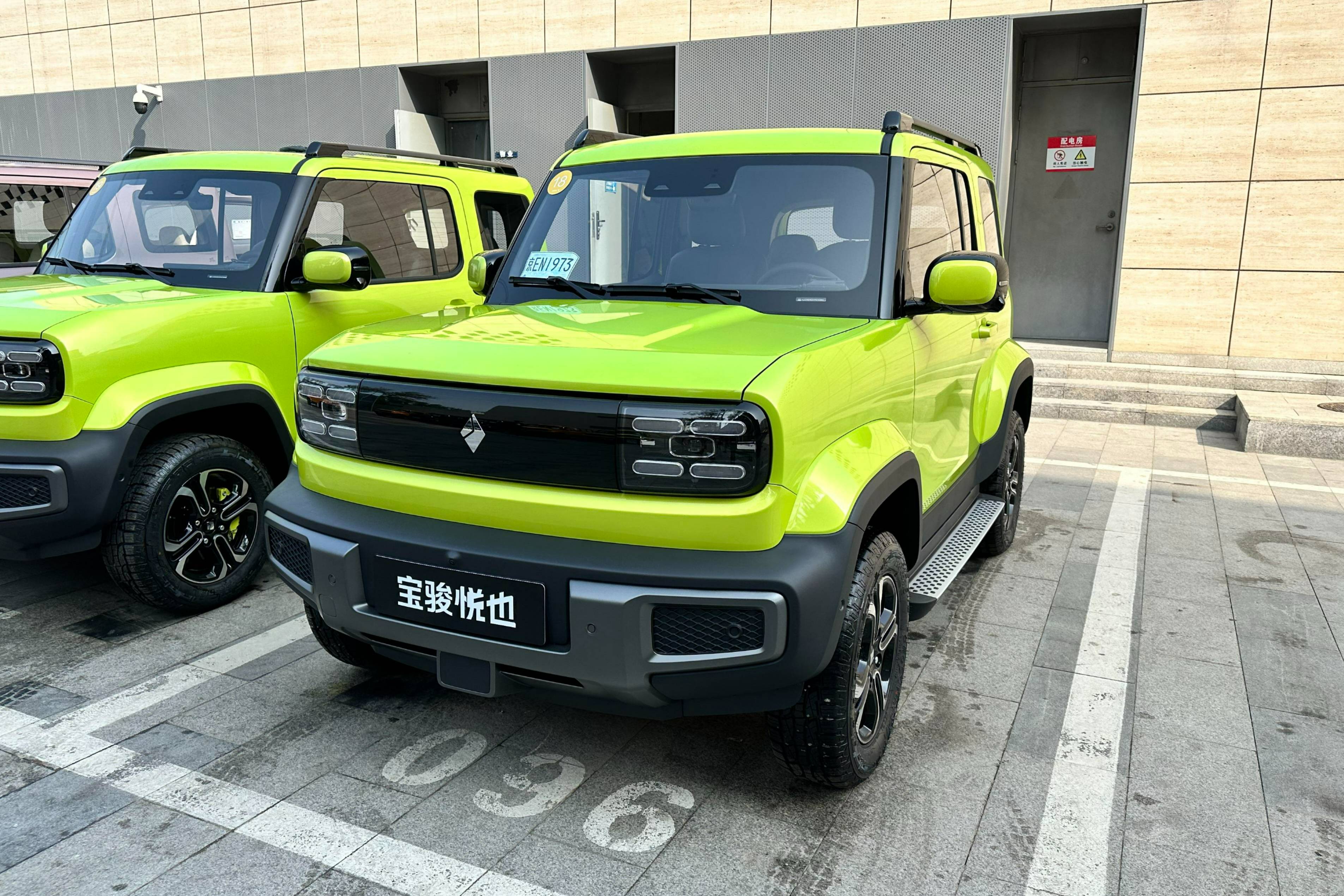 雙門(mén)純電動(dòng)小型SUV 寶駿悅也實(shí)車亮相 車尾“背”著一塊屏