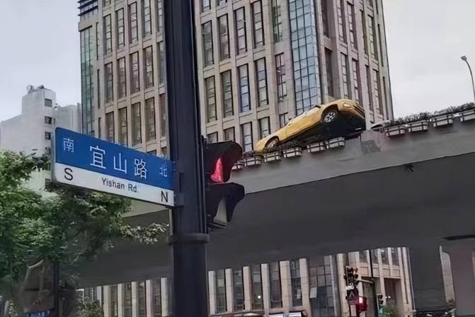 上海兩車“斗氣”互別致一車騎跨高架欄 