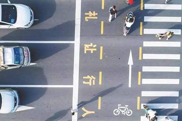 沖上熱搜!“禮讓行人”的規則,該不該取消?